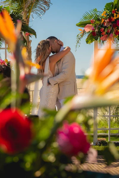 Couple Love Beach Wedding Ceremony Arch Flowers Bride Groom Kissing — Stock Photo, Image