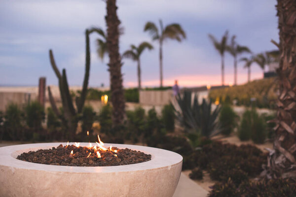 Открытый камин является местом для разжигания пожаров за пределами дома, как правило, добавляется к камню, кирпичу или бетонному патио. Он часто состоит из пожарной коробки и дымохода