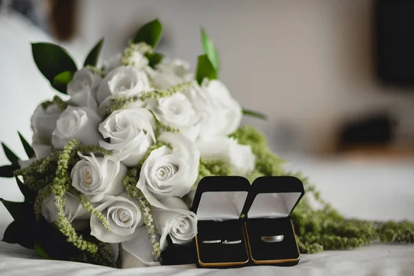 Flores Casamento Anéis Noivado — Fotografia de Stock