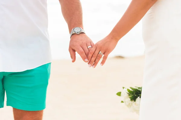 Paar Liefde Hand Hand Bruid Met Boeket Gedeeltelijk Uitzicht — Stockfoto