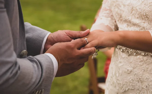 Noivo Noiva Cerimônia Casamento Mãos Dadas — Fotografia de Stock