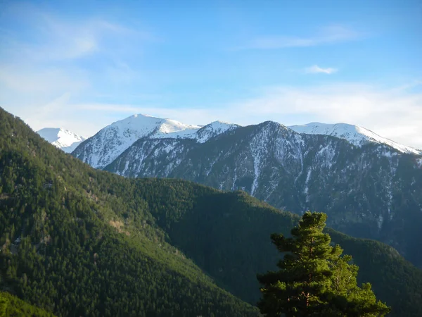Pokryte Śniegiem Góry Wściekłość Andora View Zielone Wzgórza Trawy — Zdjęcie stockowe