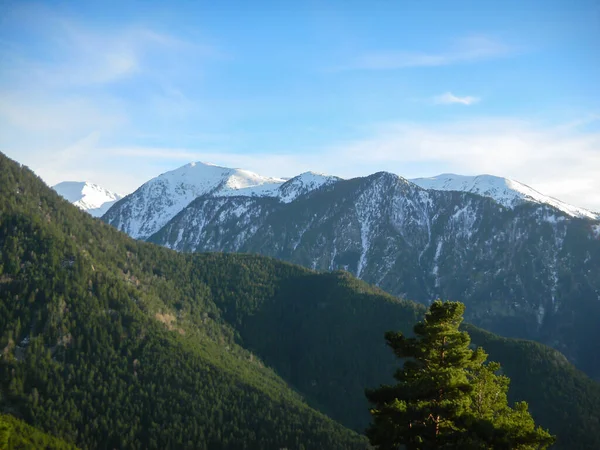 Montañas Cubiertas Nieve Rabia Andorra Vista Verdes Colinas Hierba —  Fotos de Stock