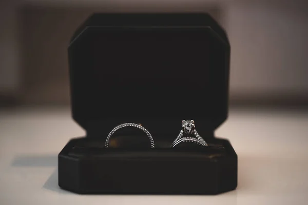 다이아몬드 보석으로 장식된 결혼반지 — 스톡 사진