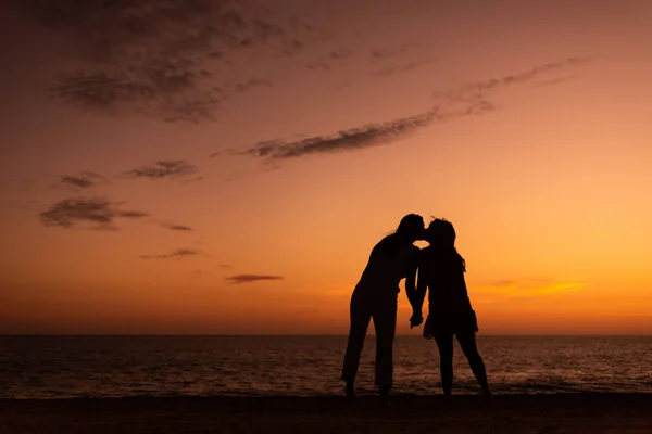 Casal Apaixonado Contra Pôr Sol Céu Beijando — Fotografia de Stock