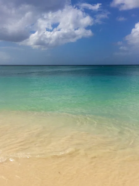 Όμορφη Καραϊβική Τυρκουάζ Καθαρό Νερό Και Συννεφιασμένο Ουρανό — Φωτογραφία Αρχείου