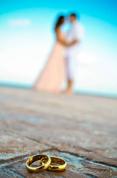 Verschwommener Hintergrund Mit Braut Und Bräutigam Goldene Ringe Vordergrund — Stockfoto