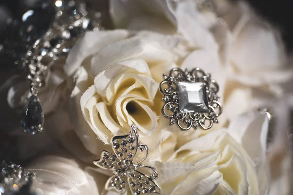 婚礼花束花和闪亮的珠宝 — 图库照片