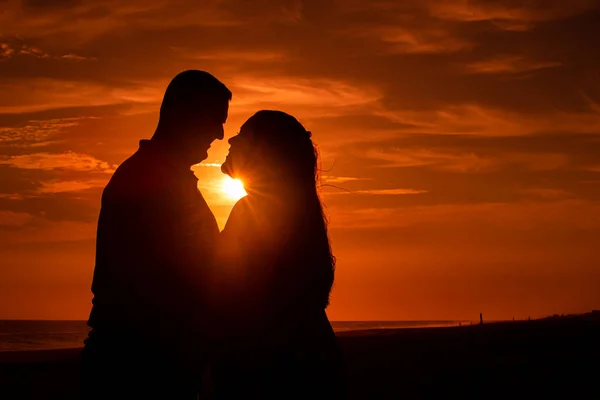 Pareja Enamorada Contra Cielo Rojo Brillante Del Atardecer — Foto de Stock