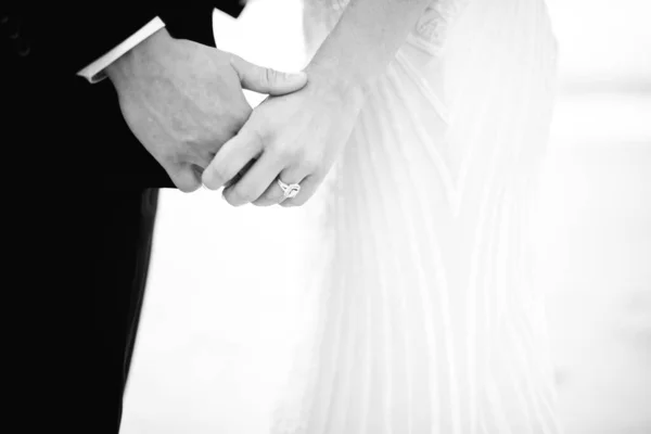 Άντρας Και Γυναίκα Ερωτευμένοι Κρατώντας Χέρια Στην Γαμήλια Τελετή Μερική — Φωτογραφία Αρχείου