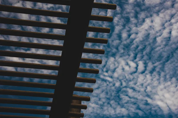 Schöner Kontrast Aus Holzstruktur Und Bewölktem Himmel — Stockfoto