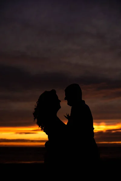 Casal Apaixonado Contra Céu Brilhante Pôr Sol Vermelho — Fotografia de Stock