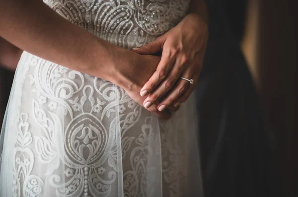 Schönes Hochzeitskleid Auf Brautfrau Teilansicht Verlobungsring — Stockfoto