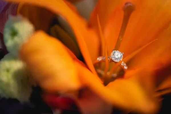 Vicino Fiori Sposa Anello Fidanzamento — Foto Stock