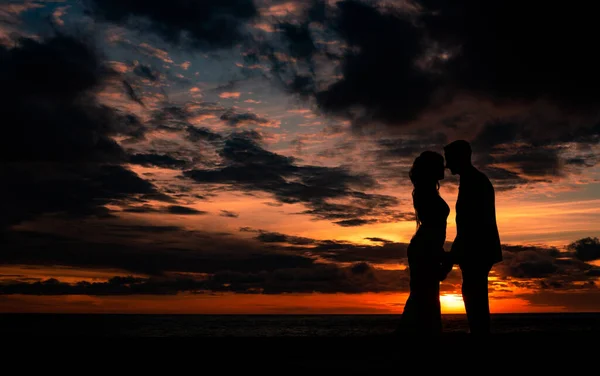 Casal Apaixonado Contra Céu Brilhante Pôr Sol Vermelho — Fotografia de Stock