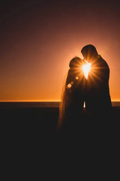 Casal Apaixonado Contra Pôr Sol Céu Beijando — Fotografia de Stock