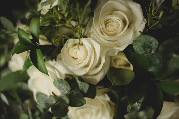 Όμορφα Λουλούδια Γαμήλια Ανθοδέσμη Λευκά Τριαντάφυλλα — Φωτογραφία Αρχείου