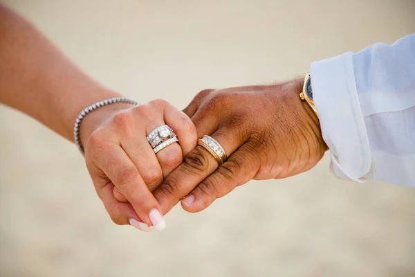 Casal Apaixonado Mãos Dadas Cerimônia Casamento Vista Parcial — Fotografia de Stock