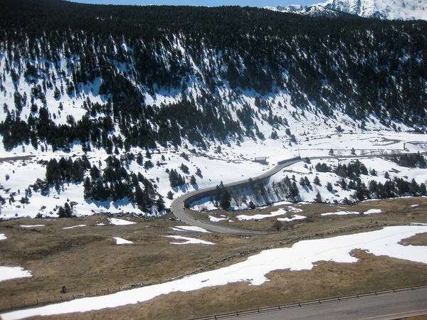 雪に覆われた山 アンドラビューと道路 — ストック写真