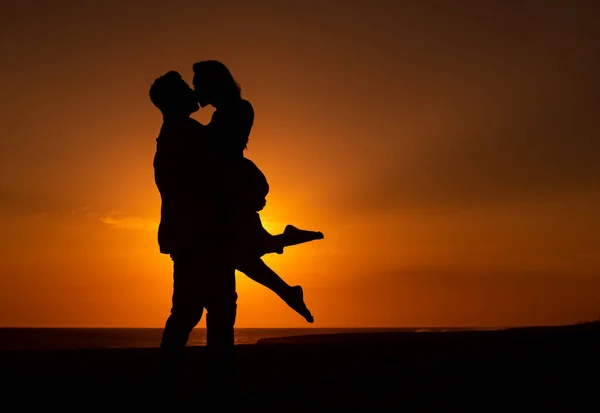 Couple Amoureux Contre Coucher Soleil Ciel Baisers — Photo