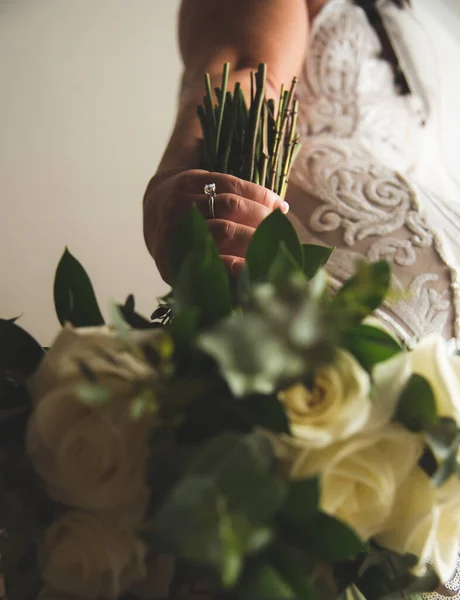 Sposa Tenuta Vestito Fiori Bouquet Sposa — Foto Stock