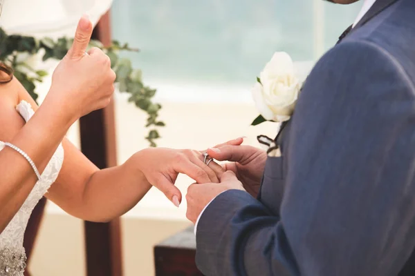 Pár Szerelmes Kéz Kézben Férjhez Gyűrűkkel Esküvői Szertartás — Stock Fotó
