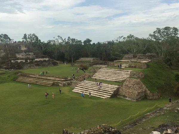 Mensen Wandelen Bij Altun Belize Maya Archeologische Site Ruïnes — Stockfoto