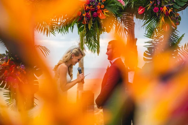 Pareja Enamorada Playa Ceremonia Boda Arco Con Flores —  Fotos de Stock