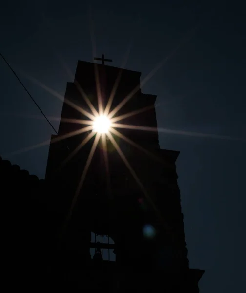 Silhueta Uma Igreja Luz Que Passa Por Uma Janela — Fotografia de Stock