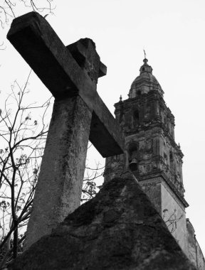 Cuernavaca, Meksika 'daki Katedral' in önündeki Taş Haç.