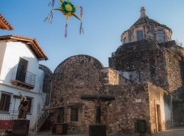 Zengin kültürü ve mimarisi, laik ve atalarının geleneklerinin korunması ve önemli Meksika tarihi mekanları göz önüne alındığında, Taxco sihirli bir kasaba olarak adlandırıldı.