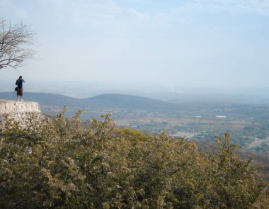 Xochicalco harabelerinden, Kolombiya öncesi arkeoloji sahasından, Meksika piramitlerinden manzara