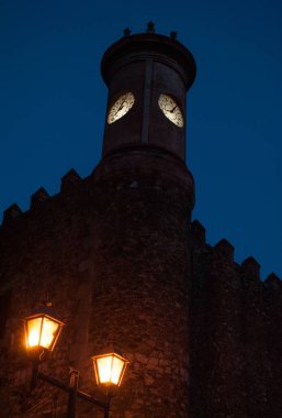 Cuernavaca, Morelos / Meksika - Corts Sarayı silueti, 1526 yılında inşa edilen bir mum sokak lambasına yakın, kıtasal Americasgotik mudejar mimarisinde koloni döneminden kalma en eski sivil yapıdır.