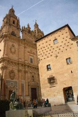 Salamanca, Kastilya ve İspanya 2011 Casa de las Conchas, geç dönem Gotik, Mudejar ve Rönesans tarzlarını birleştiren Katolik Monarklar döneminden görkemli bir malikanedir.. 