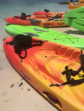 Roatan, Honduras Karayipleri / Jan - 2016 Su Sporları Eğlence Konsepti, Plajda kiralık renkli renkli renkli kanolar