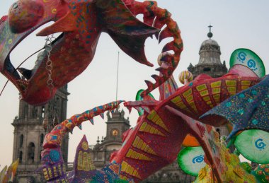 CDMX Meksika 2017 Alebrijler Meksika kültürünün önemli bir parçası olan fantastik yaratıkların parlak renkli halk sanatı heykelleridir.