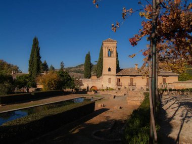 Alhambra, Endülüs - İspanya / Kasım 2010 La Alhambra, İspanya 'nın en önemli ve tanınmış İslami mimarisini sergileyen turistik merkezlerinden biri.