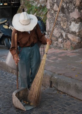 Taxco, Guerrero Mexico / 2017 Çalışmaları gösteriyor ki sokakları düzenli olarak süpürmek bu kirlilik tehlikesini en aza indirgeyecek.