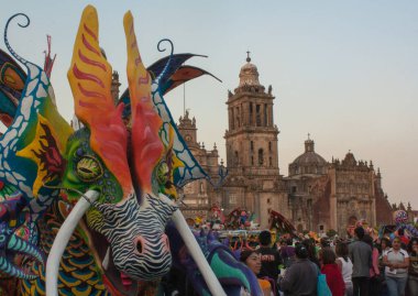 CDMX Meksika 2017 Alebrijler Meksika kültürünün önemli bir parçası olan fantastik yaratıkların parlak renkli halk sanatı heykelleridir.