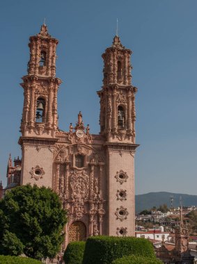 Santa Prisca San Sebastan Kilisesi, Meksika 'nın Taxco şehrinin doğu tarafında yer almaktadır.