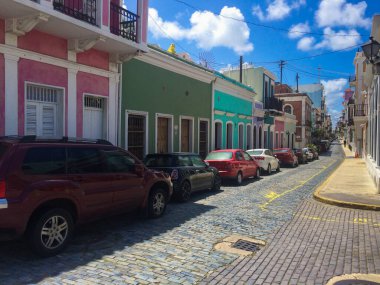 Porto Riko - Abr 2017 Eski San Juan, Porto Riko 'daki en eski yerleşim yeri, San Juan' ın tarihi sömürge bölgesi, başkenti. Cobblestone caddeleri, canlı renkli tarihi binalar.