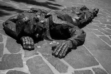 Siyah beyaz fotoğraf, Lagos de Moreno, Jalisco, Meksika, Tarih Merkezi, insan heykeli anıtı ile kaplı. 