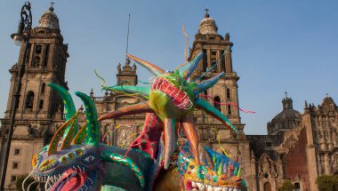 CDMX Meksika 2017 Alebrijler Meksika kültürünün önemli bir parçası olan fantastik yaratıkların parlak renkli halk sanatı heykelleridir.