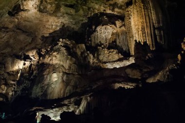 Karanlık dağ mağarasında, taş dokusunda. 
