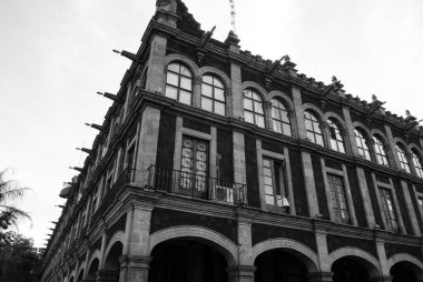 Cuernavaca, Morelos Mexico Belediye Sarayı 'nın köşesindeki siyah beyaz portre.