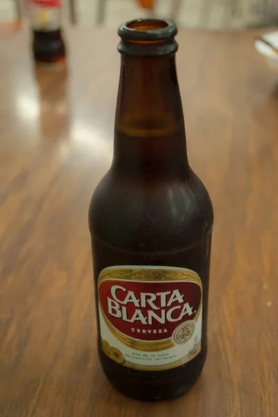 Láhev Carta Blanca Mexické Pivo Stole — Stock fotografie