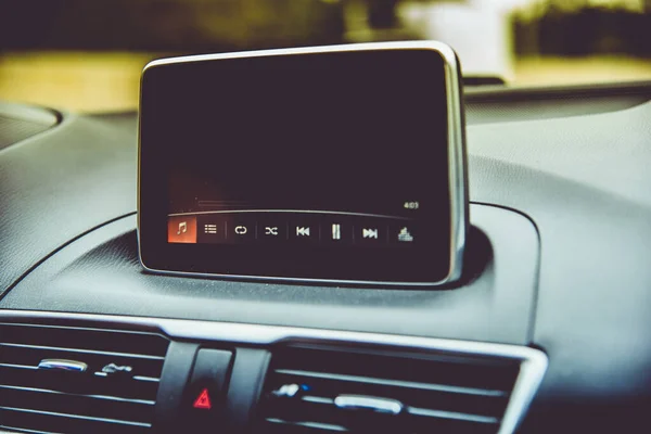 Akıllı telefon bluetooth 'u bir arabanın ön panelinin yanına bağlandı, müzik çalmaya hazır.