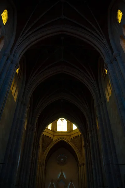 Foto Oscura Interior Una Iglesia —  Fotos de Stock