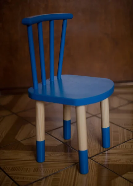Cadeira Azul Crianças Madeira Chão Dentro Casa — Fotografia de Stock