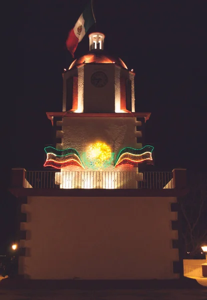 Edifício Mexicano Com Bandeiras Iluminadas Noite — Fotografia de Stock